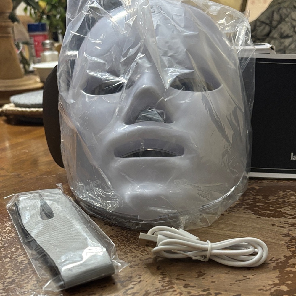 LED Beauty Mask Set with deep renewal facial peel mask & retinol serum